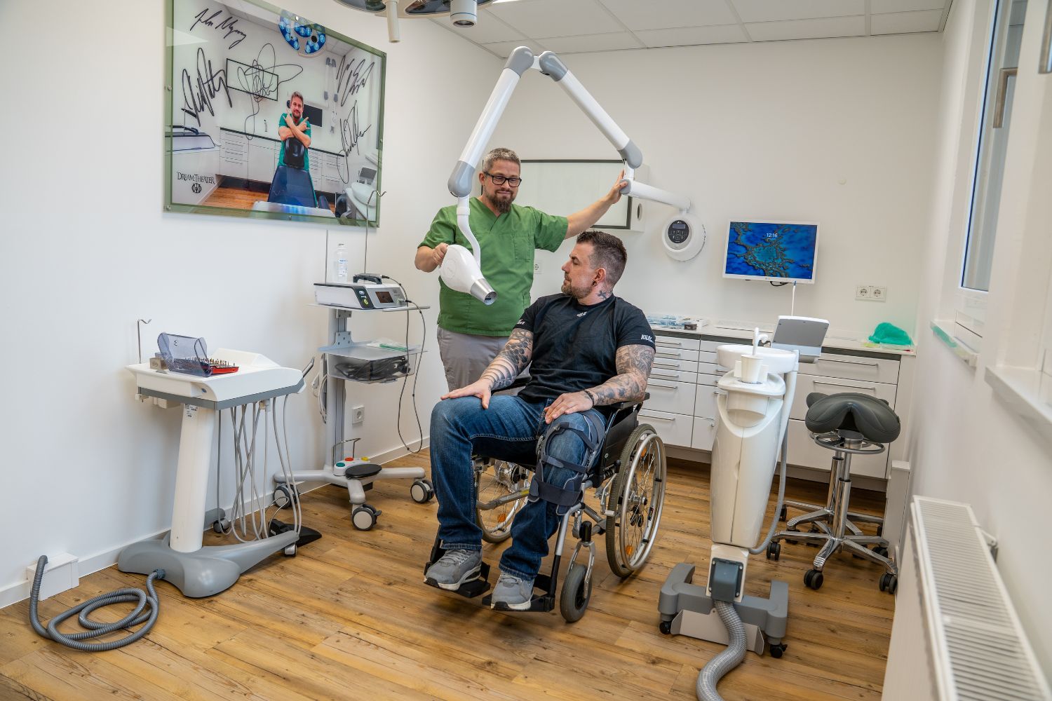 Behandlung eines Patienten direkt im Rollstuhl