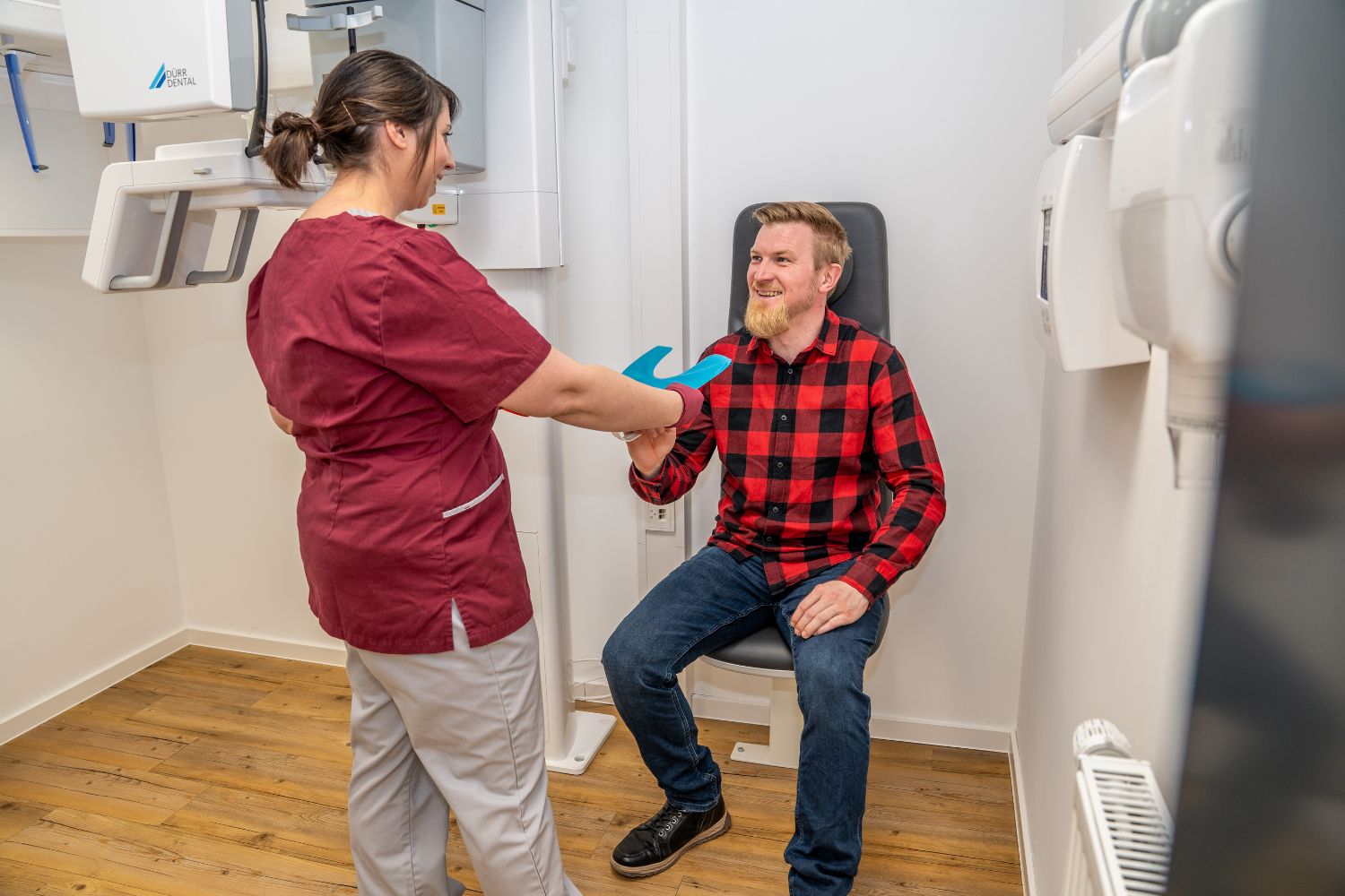 Kieferorthopädische Untersuchung am Röntgengerät