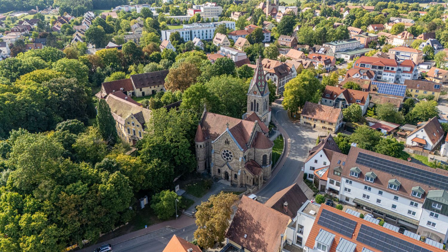Luftbild der Kirche von Neuendettelsau